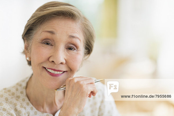 Senior Senioren Portrait Frau lächeln