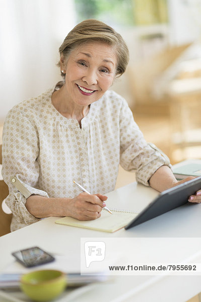 Interior  zu Hause  Senior  Senioren  benutzen  Frau  Computer  Tablet PC