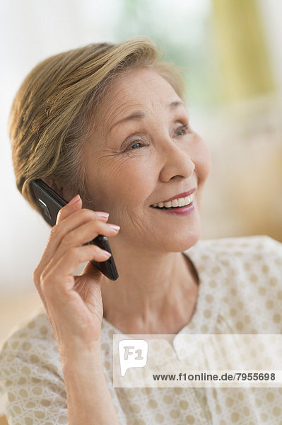 Senior Senioren Frau sprechen telefoniert