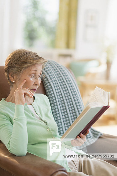 Interior zu Hause Senior Senioren Frau Buch Taschenbuch vorlesen