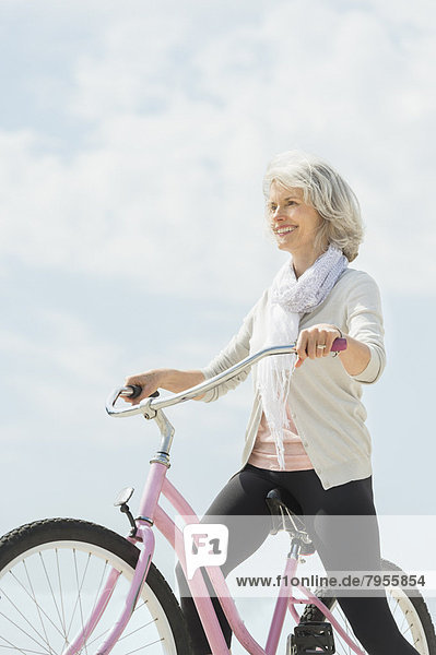 Senior  Senioren  Frau  fahren  Fahrrad  Rad