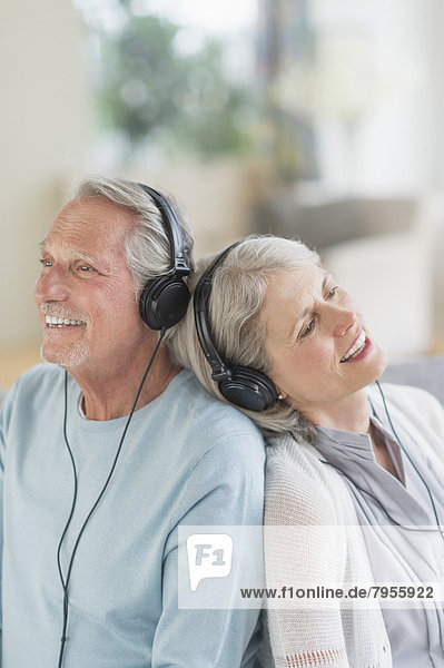 Interior  zu Hause  Senior  Senioren  zuhören  Musik