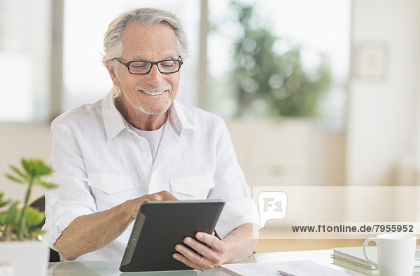 Senior  Senioren  benutzen  Mann  Tablet PC