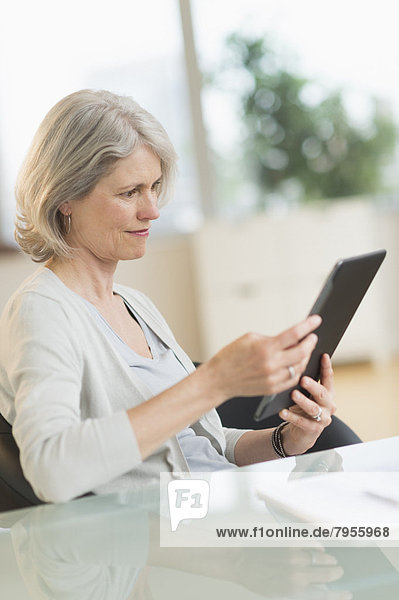 Senior  Senioren  benutzen  Frau  Tablet PC