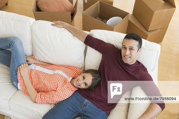 Couch ruhen Bewegung jung Eigentumswohnung neues Zuhause