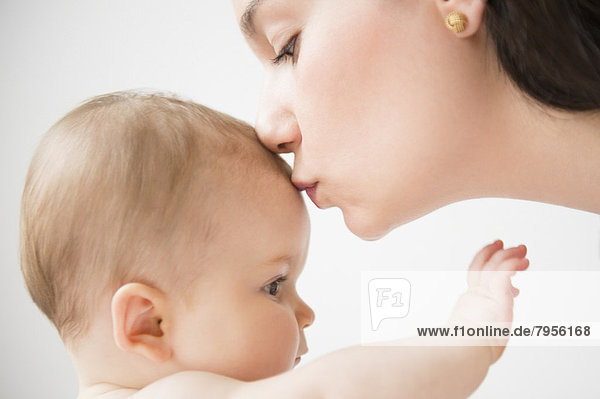 küssen  Ansicht  Tochter  Seitenansicht  Mutter - Mensch  Baby