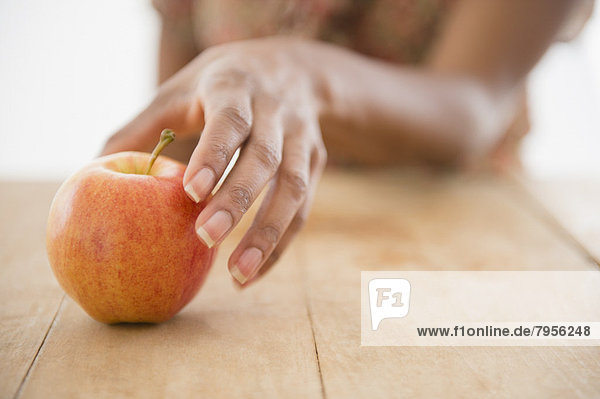 Frau  geben  Apfel