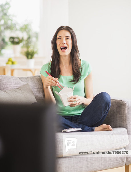 Portrait  Frau  sehen  Lebensmittel  Fernsehen  ausführen  essen  essend  isst