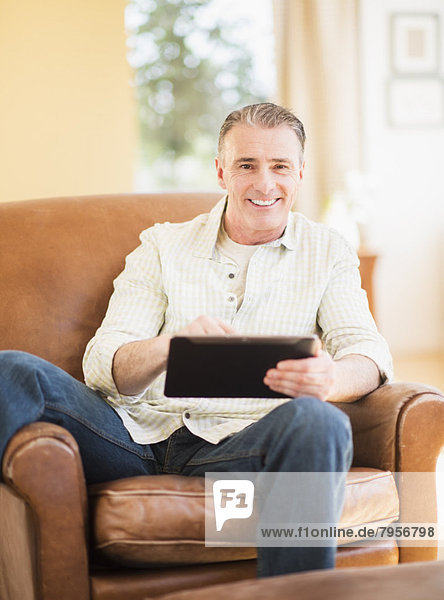 benutzen  Portrait  Mann  Sessel  Tablet PC