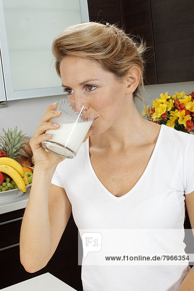 Frau Küche trinken Milch