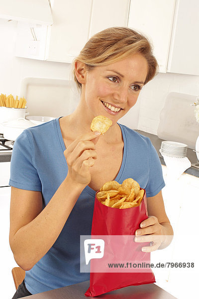 Kartoffelchips chips essen essend isst Mädchen