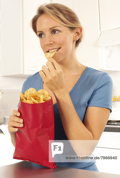Kartoffelchips chips essen essend isst Mädchen