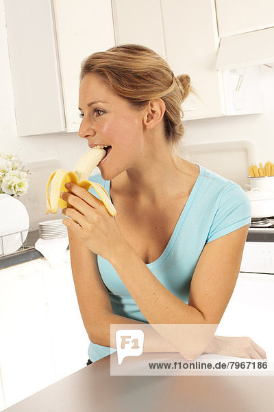 Frau Banane essen essend isst