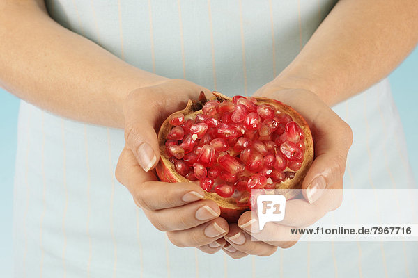 Frau halten Granatapfel
