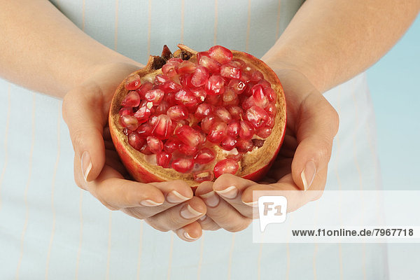 Frau halten Granatapfel