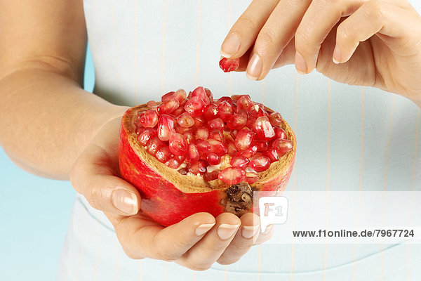 Frau halten Granatapfel