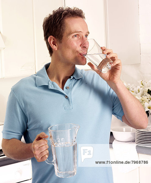 Wasser Mann Glas Küche trinken