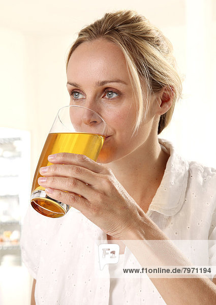Frau trinken Apfel Saft