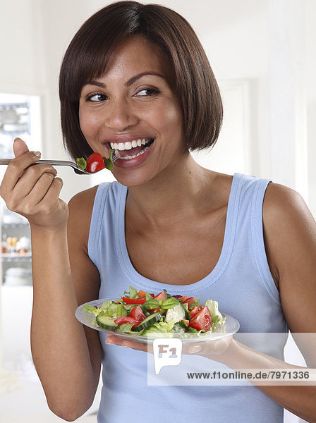 Frau Salat mischen essen essend isst Mixed