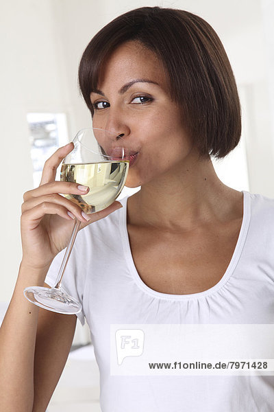 Frau Glas Wein weiß trinken