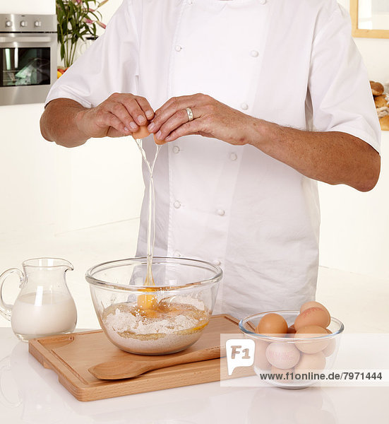Produktion mischen Kuchenteig Köchin