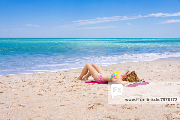 USA  Florida  Reife Frau entspannt am Strand
