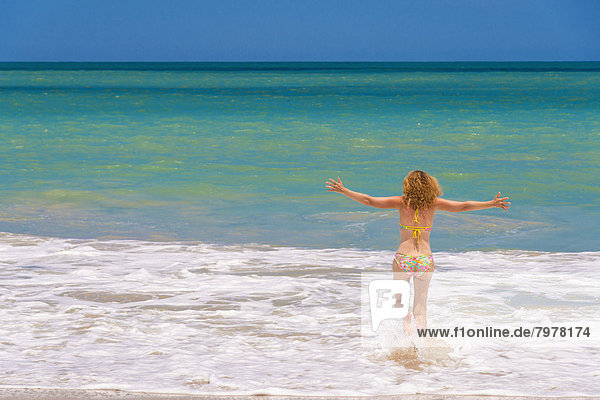 USA  Florida  Reife Frau beim Laufen am Strand