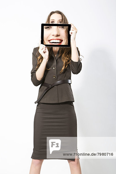 Geschäftsfrau fotografiert mit digitalem Tablett  lächelnd