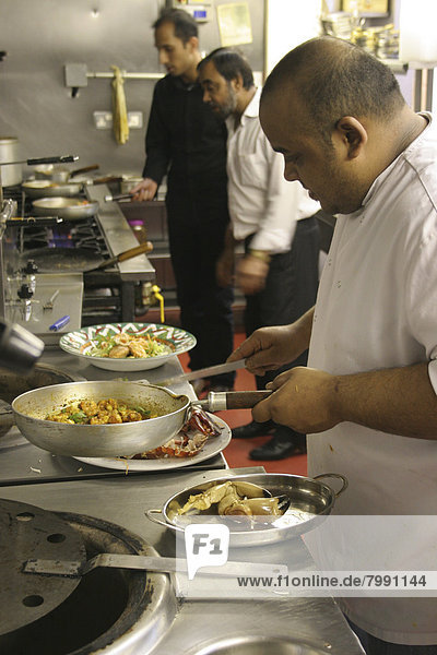 Chefs in Küche kochen