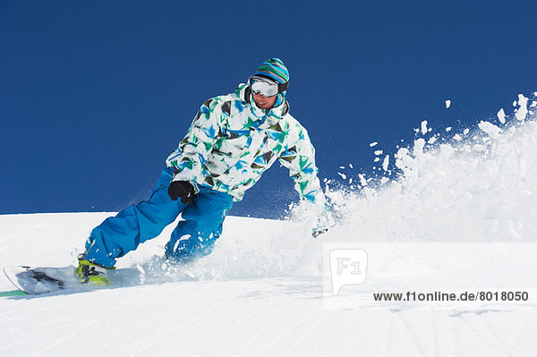 Männlicher Snowboarder in Aktion
