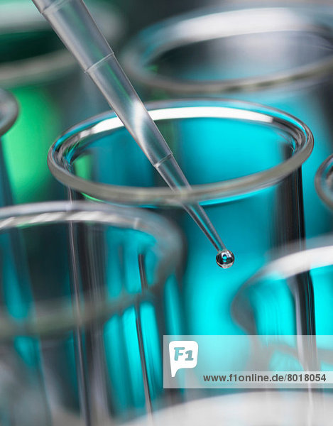 Analytische Chemie - Probe wird zur Analyse im Labor in ein Reagenzglas pipettiert.