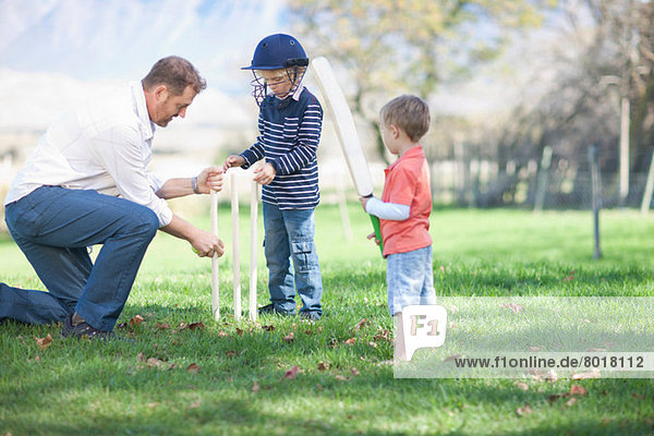 Vater und Söhne bereiten Stümpfe für Cricket vor