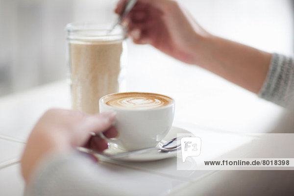 Frau im Café mit Kaffeetasse  Nahaufnahme