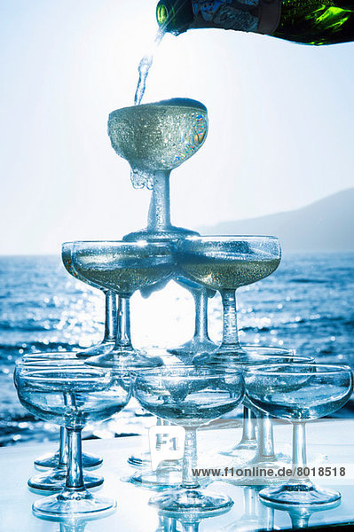 Champagner in Gläser mit Meer im Hintergrund