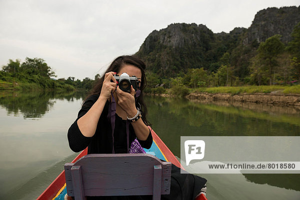 Frau fotografiert auf dem Boot auf dem Nam Song River  Vang Vieng  Laos