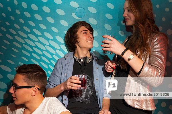 Jugendliche mit Trinkgläsern