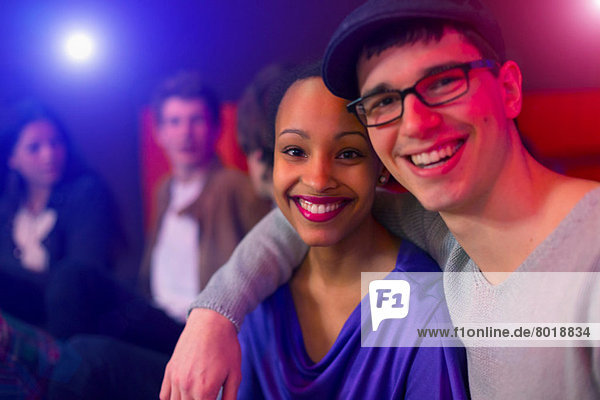 Teenager-Paar auf Party  Freunde im Hintergrund