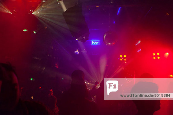 Nachtclubszene mit Volkstanz  Discokugel  Lichttechnik