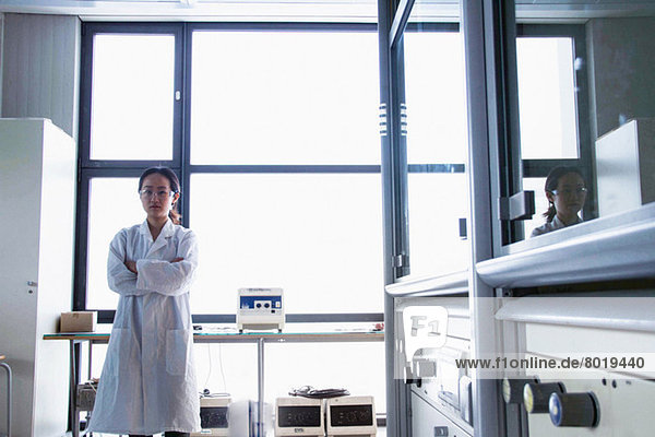 Porträt einer Wissenschaftlerin im Labor