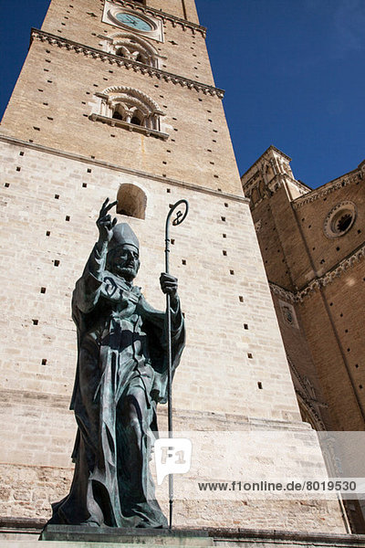 Statue und Kirchturm in Chieti  Abruzzen  Italien