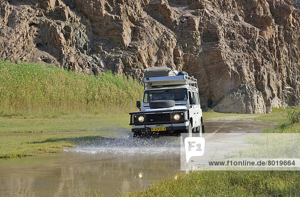 Safari-Fahrzeug im Flusstal des Hoarusib