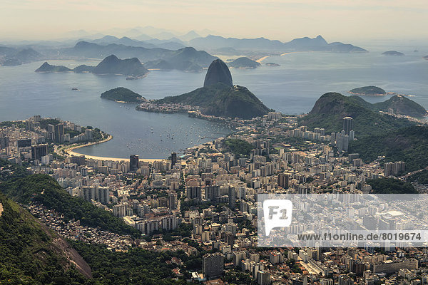Blick über den Stadtteil Botafogo mit dem Zuckerhut  vom Corcovado