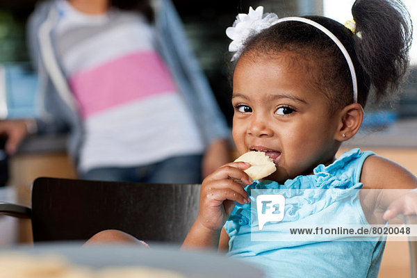 Junges Mädchen isst Kekse  Porträt