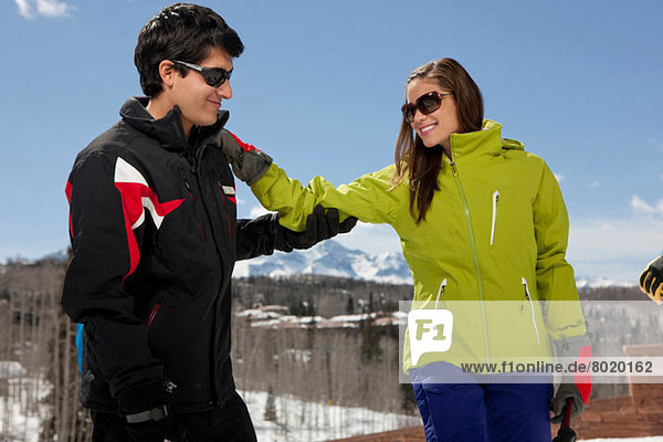 Junge Frau mit Skilehrer auf der Piste
