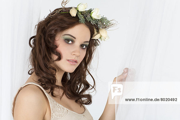 Junge Frau mit Blumengesteck als Kopfschmuck