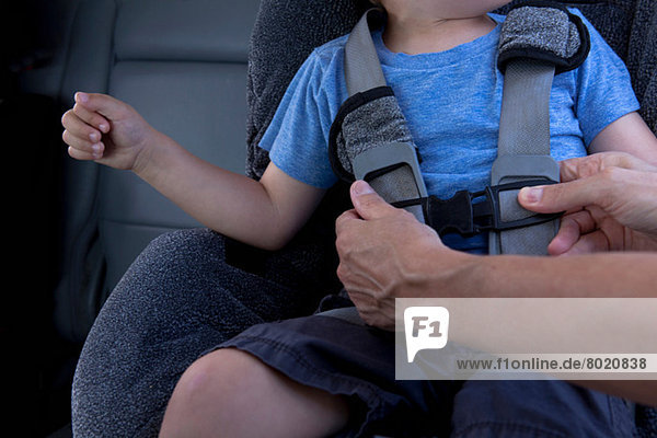 Mutter Befestigung Kind Sicherheitsgurt im Auto