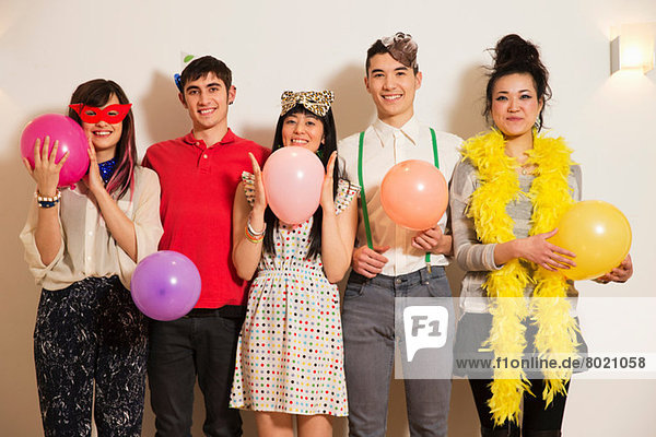 Freunde bei einer Party mit Luftballons  Studioaufnahme