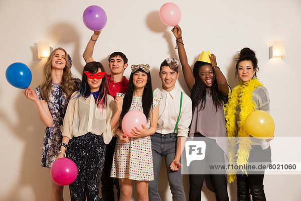 Freunde bei einer Party mit Luftballons  Studioaufnahme