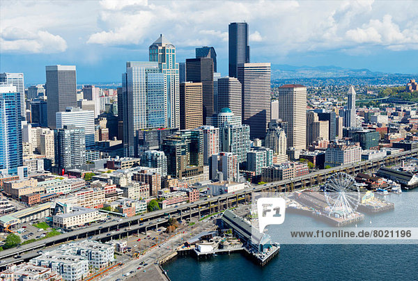 Luftaufnahme von Seattle Waterfront und Riesenrad  Washington State  USA