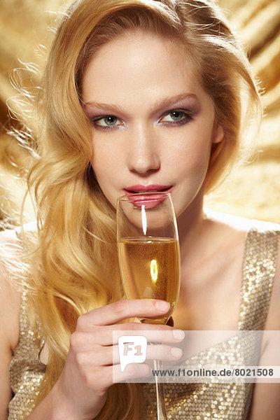 Nahaufnahme Porträt einer jungen Frau mit Champagnerflöte und Mund